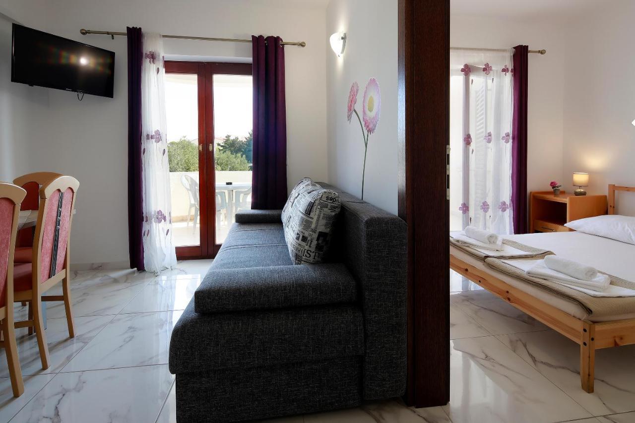 City Pool Apartments Novalja Exterior photo
