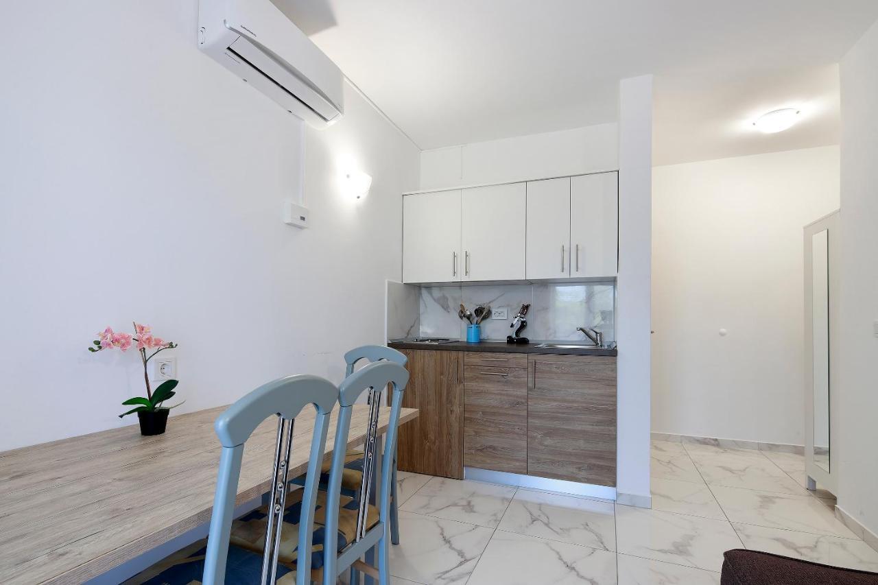 City Pool Apartments Novalja Exterior photo