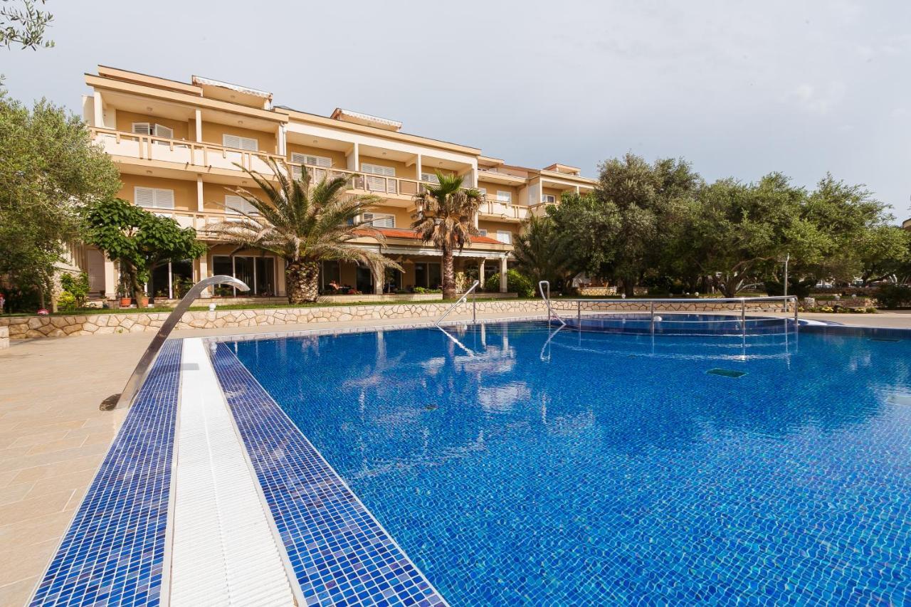 City Pool Apartments Novalja Exterior photo